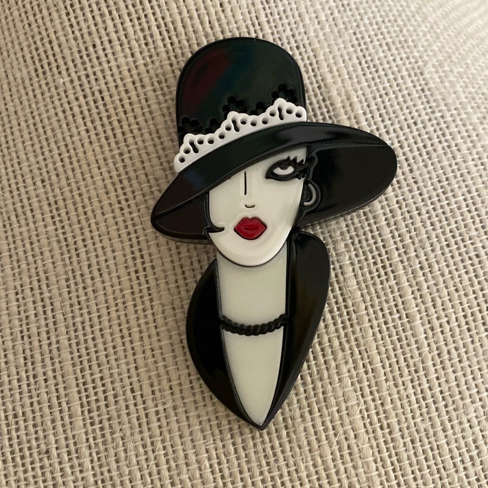 Retro Women with Tall Hat Brooch